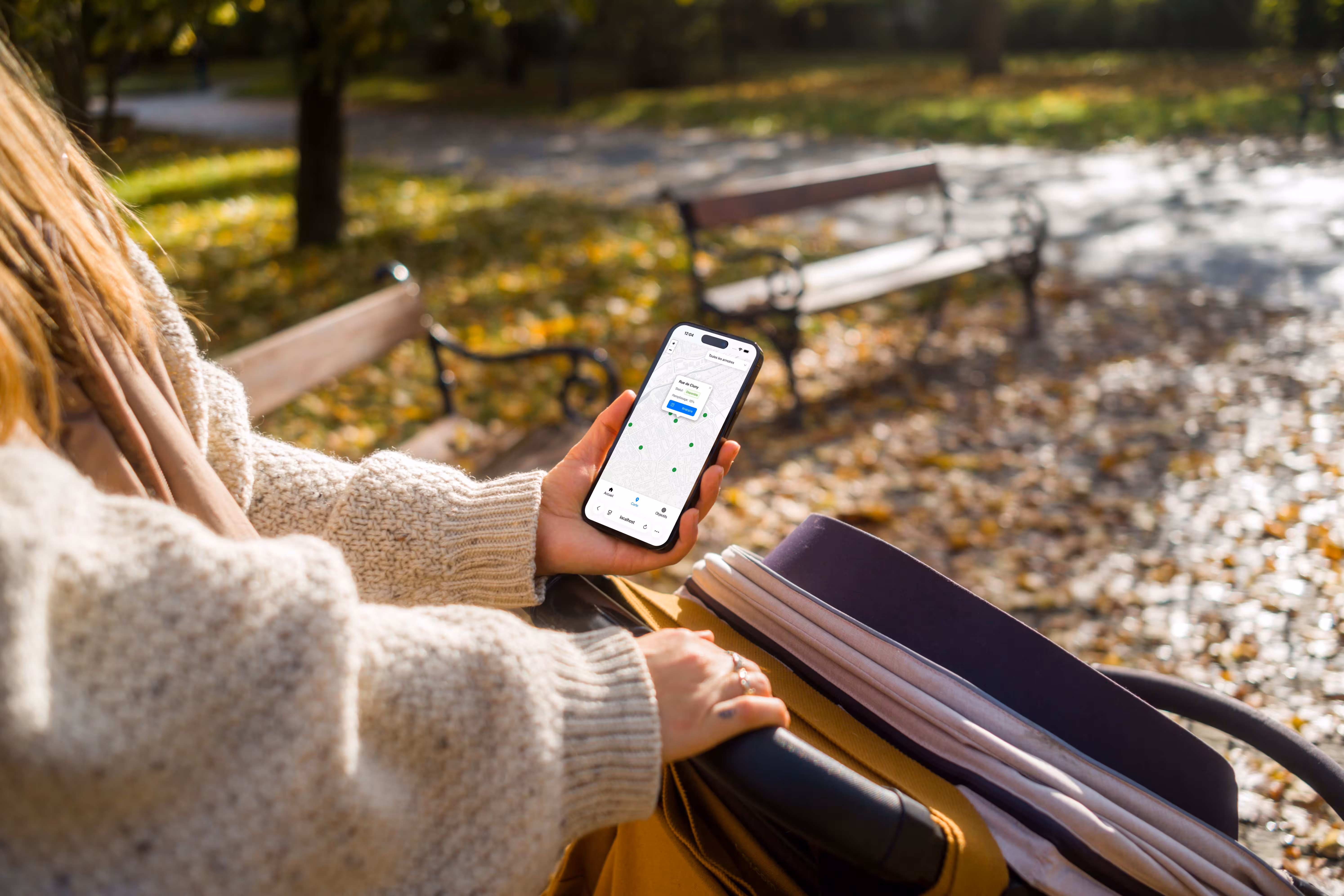 Une utilisatrice consulte l’application web BioConnect sur son téléphone dans un parc
